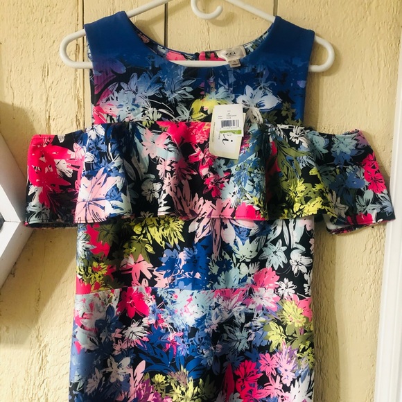 Eci Brand New Cold Shoulder Floral - Picture 6 of 12